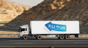 משאית מובילי נוע בנסיעה